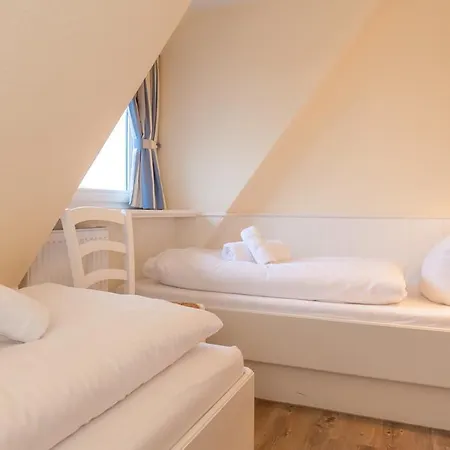 Rantum Dorf - Ferienappartments Im Reetdachhaus 3 *