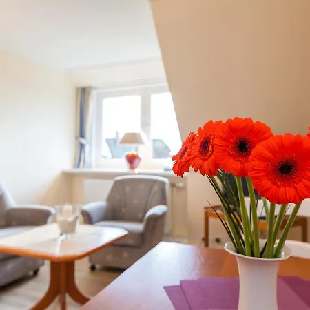 Rantum Dorf - Ferienappartments Im Reetdachhaus 3 *