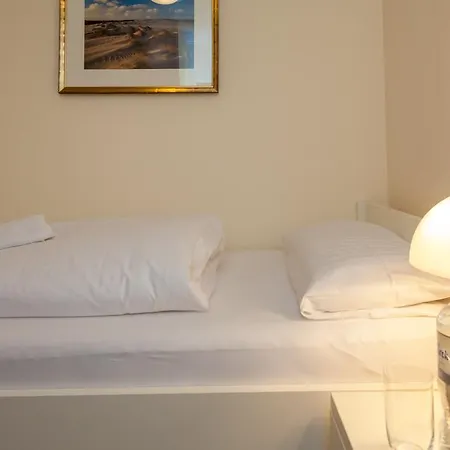 Rantum Dorf - Ferienappartments Im Reetdachhaus 3 *